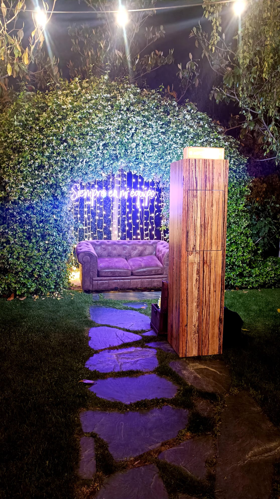 fotomatón con neon personalizado